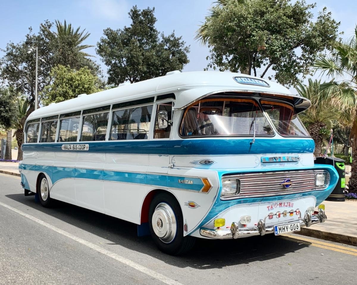 photo fo a retro bus