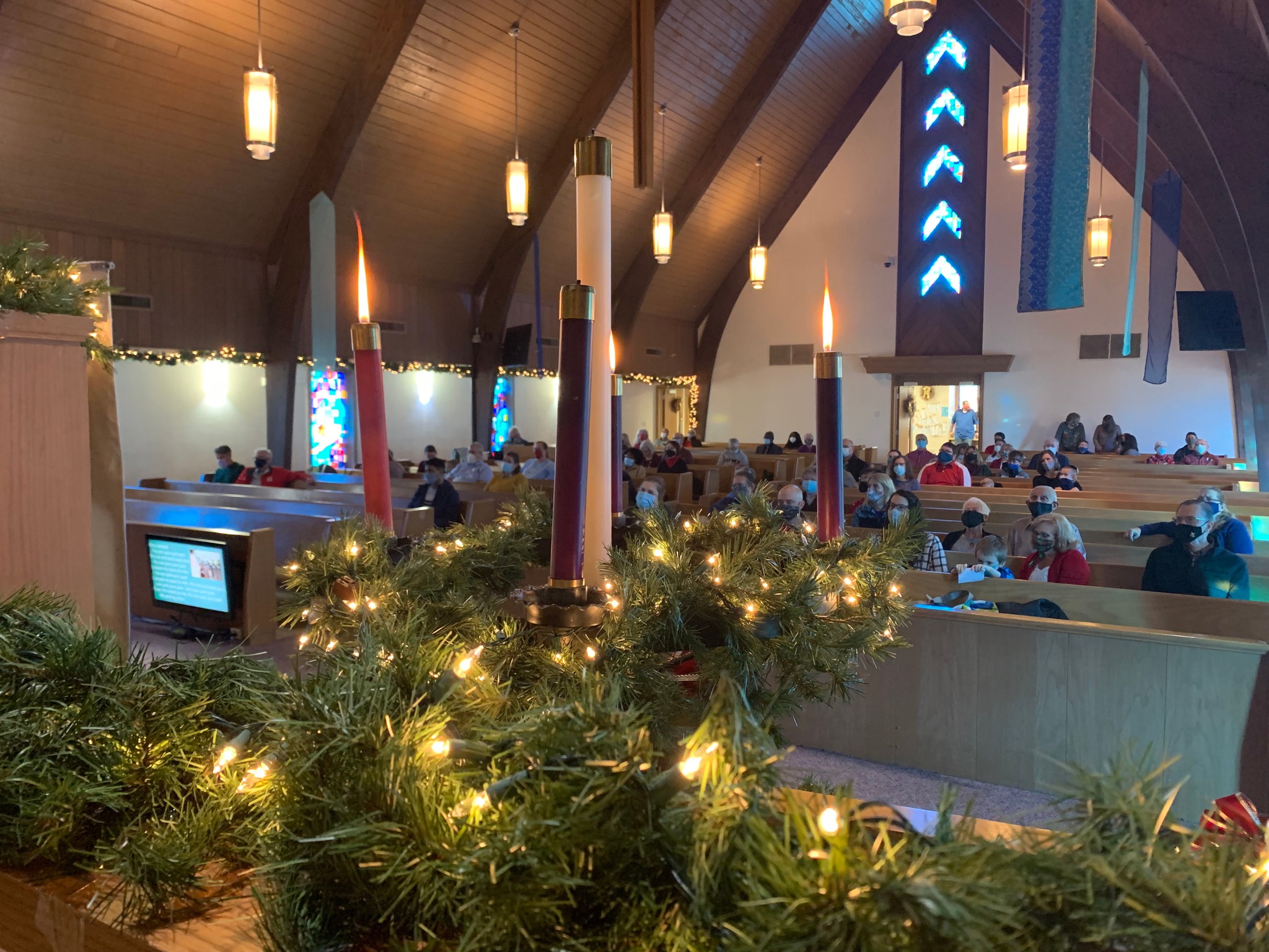 photo of interior of hanscom sanctuary with wreath and candles in foreground